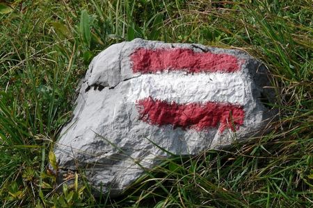 Österreichische Flagge auf Stein gemalt