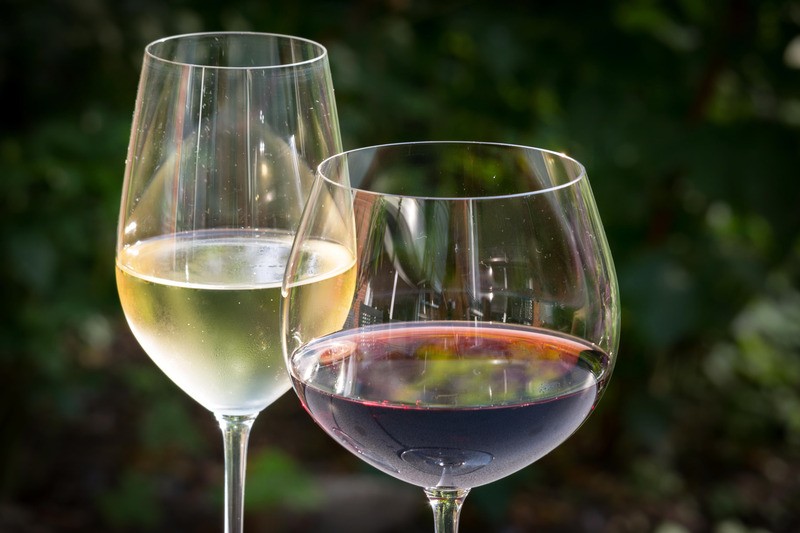 Weingläser mit Rot- und Weißwein